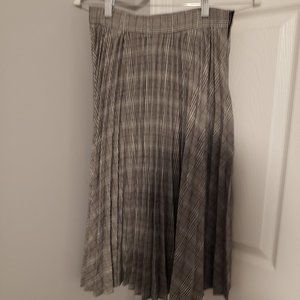 Pleated grey and white skirt